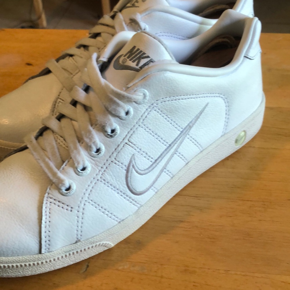 Ladies Nikes low cuts size 9
